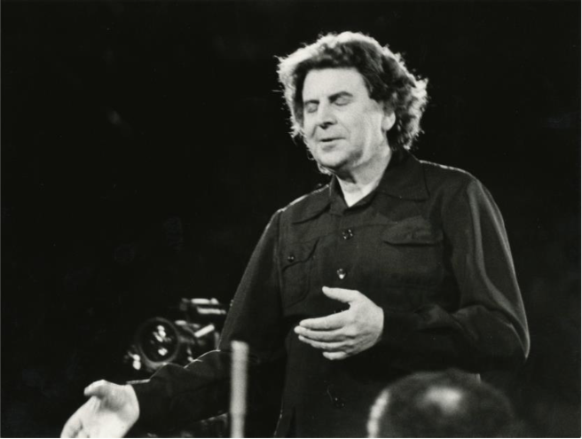 Mikis Theodorakis würde heute 100 20240917124357_Mikis.Theodorakis.dirigiert.Asteris.Koutoulas_690x0-aspect-wr.png